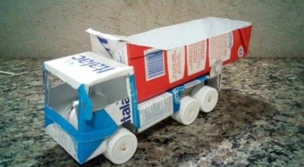 brinquedo com caixa de leite caminhão