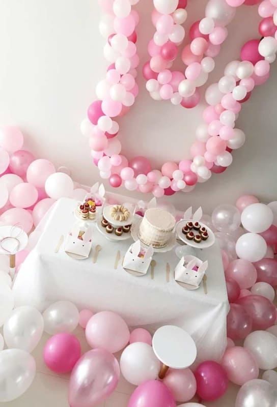 Mesversário Páscoa decoração com balões cor de rosa13