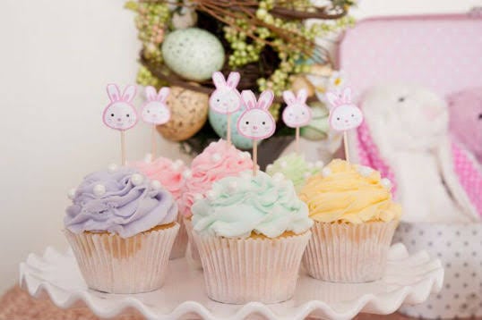 Mesversário Páscoa decoração de mesa com cupcakes6