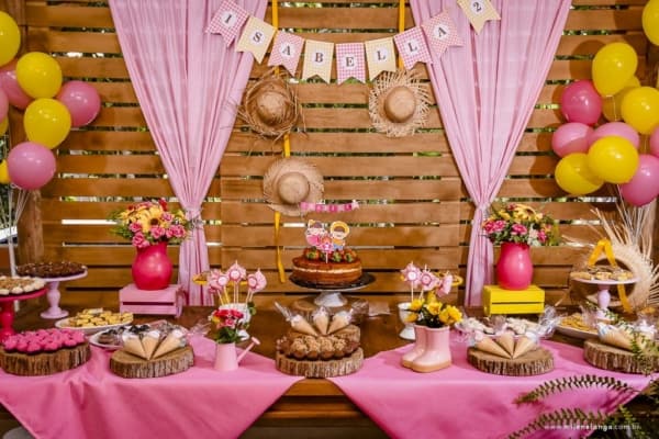 decoração junina de festa de mesversário rosa