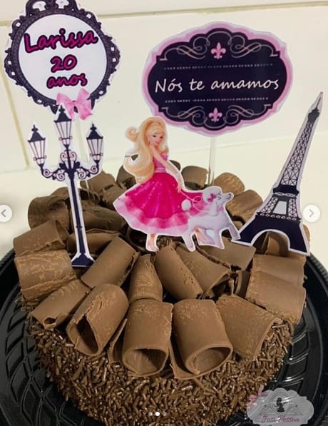 bolo de chocolate com decoração da Barbie em Paris