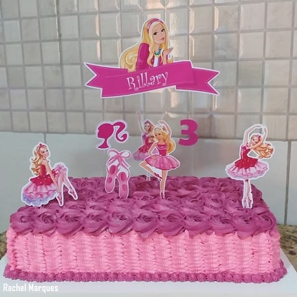 bolo retangular decorado em chantilly e decorado com Barbie bailarina