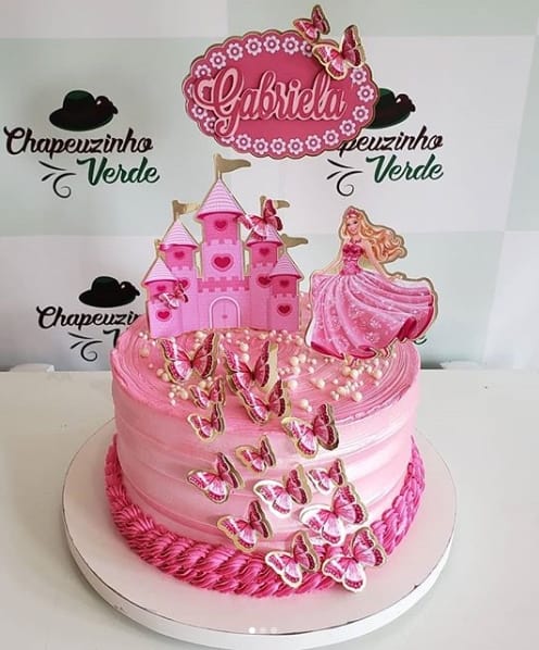 bolo decorado com toppers da Barbie princesa