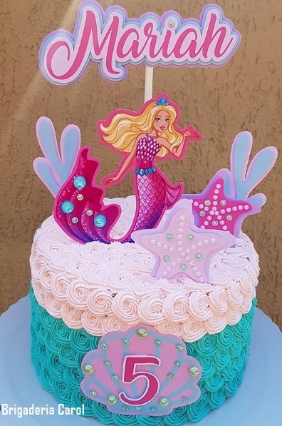 bolo decorado com chantilly da Barbie sereia
