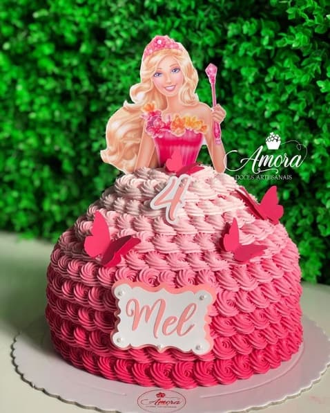 E o bolo de hoje é um bolo feminino com tema da Barbie 💕 #bolobarbie