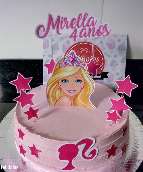 bolo simples decorado com chantilly rosa e toppers da Barbie