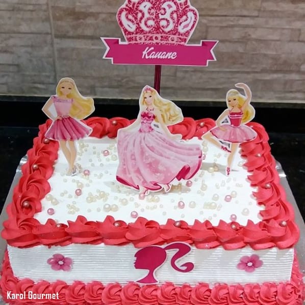 bolo quadrado simples decorado com chantilly e toppers da Barbie