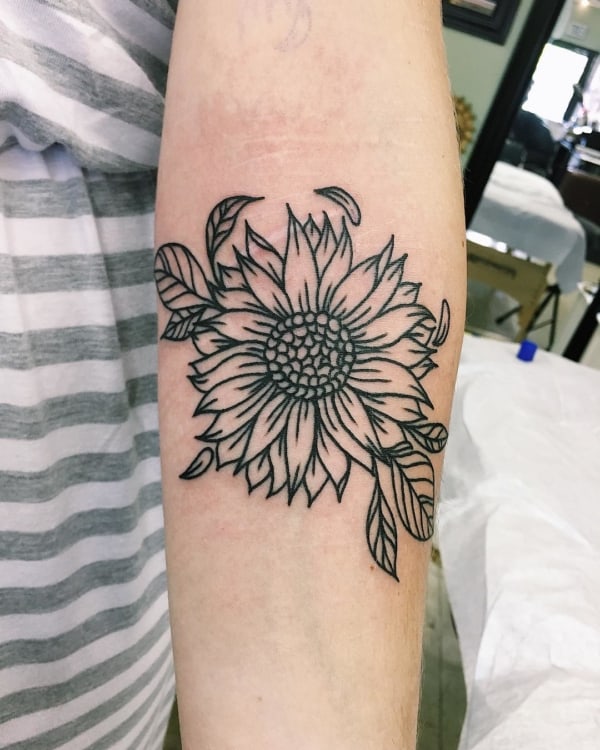 Flor de girassol tatuada