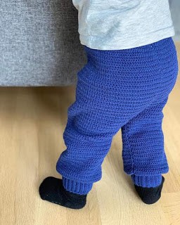 calça de bebê azul em crochê