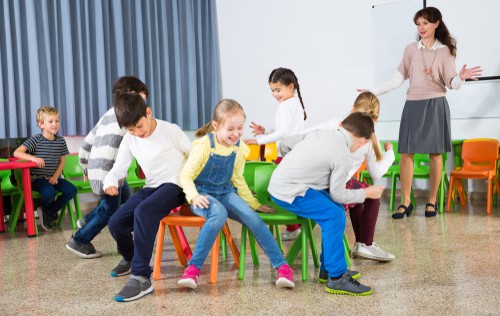 brincadeira infantil de dança das cadeiras