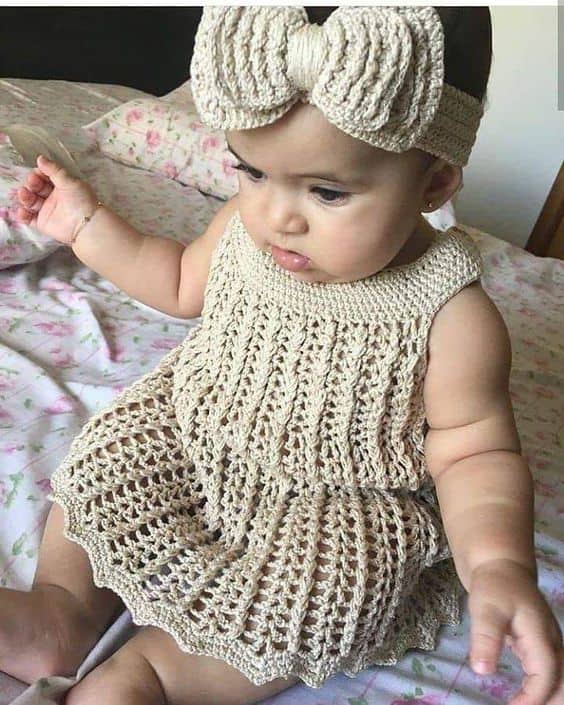 conjunto de vestido e faixinha de cabelo em crochê para bebê