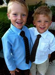 irmãos vestindo gravata infantil