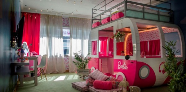 quarto com cama da Barbie estilo trailer