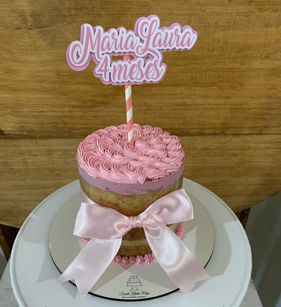 naked cake com decoracao em rosa para mesversario