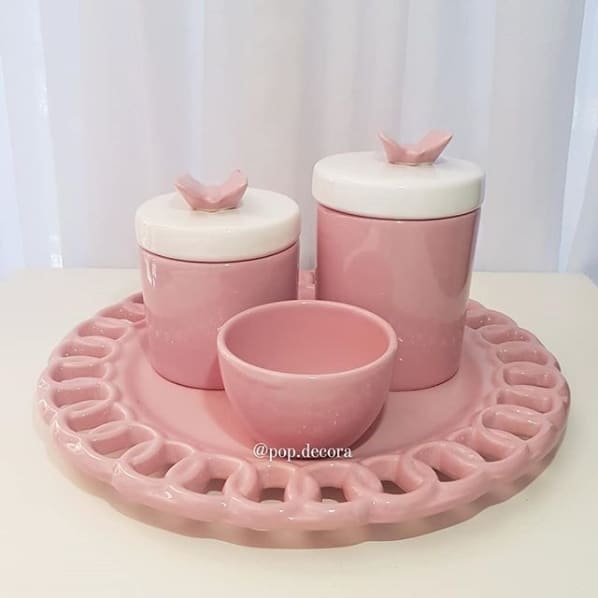 kit higiene rosa com borboletas nas tampas
