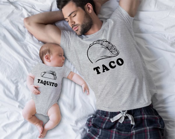 pai e filho com camiseta e body divertido