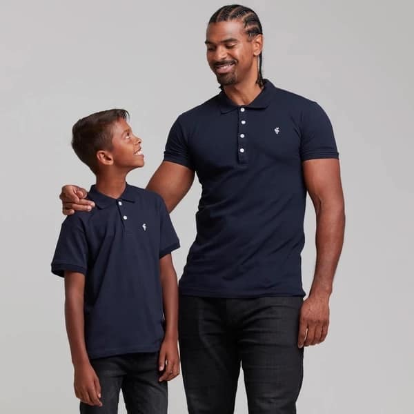 look pai e filho com camisa polo azul marinho