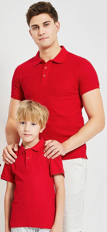 pai e filho com polo vermelha
