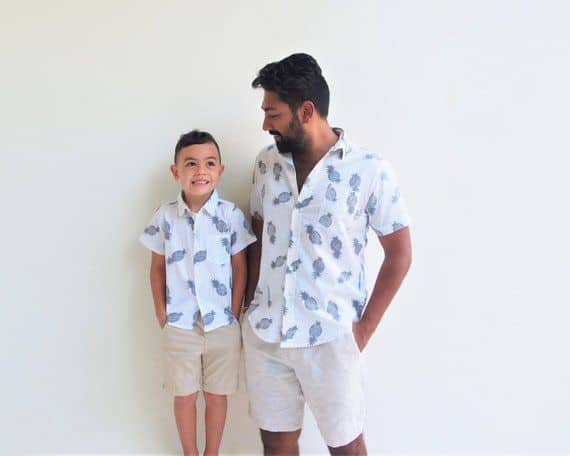 pai e filho com camisa divertida