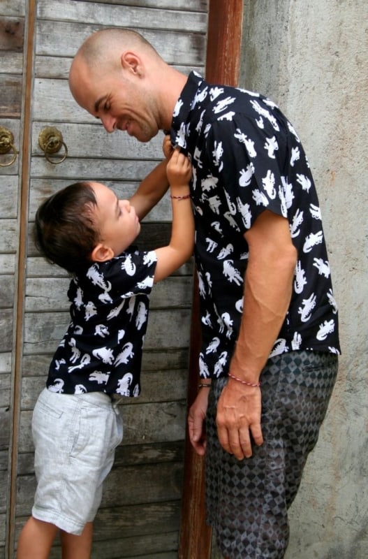 look pai e filho com camisa estampada de manga curta