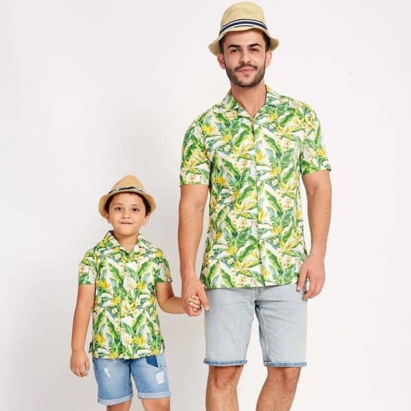 look pai e filho com camisa de folhagem