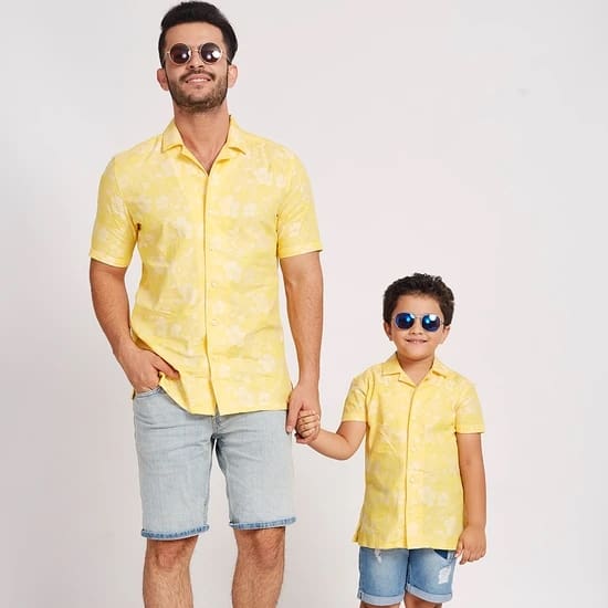 tal pai tal filho com camisa amarela