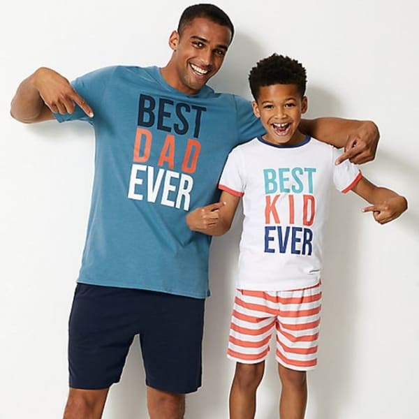 pai e filho com camisetas divertidas