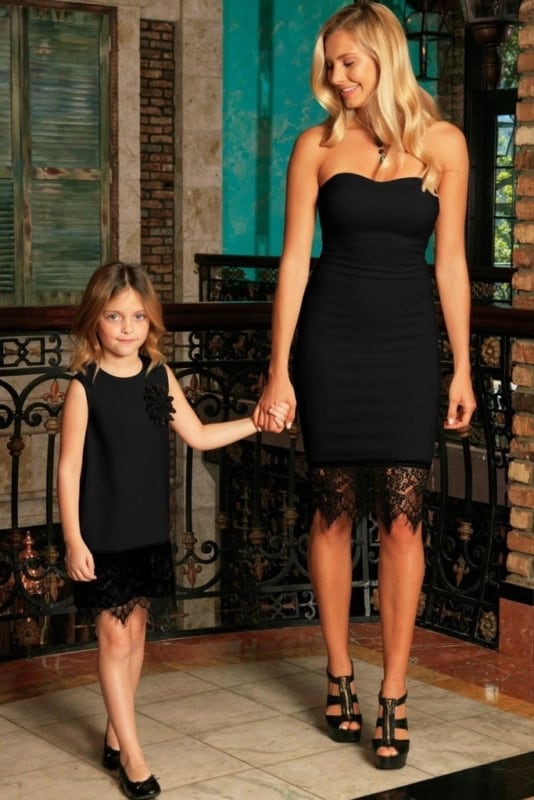 mae e filha com vestido de festa preto curto