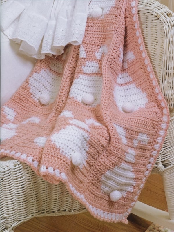 manta de croche rosa com coelhinhos brancos