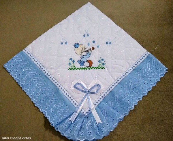 manta de bebe azul e branca com bordado