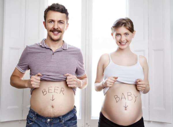 foto criativa de pai e mae para anunciar gravidez