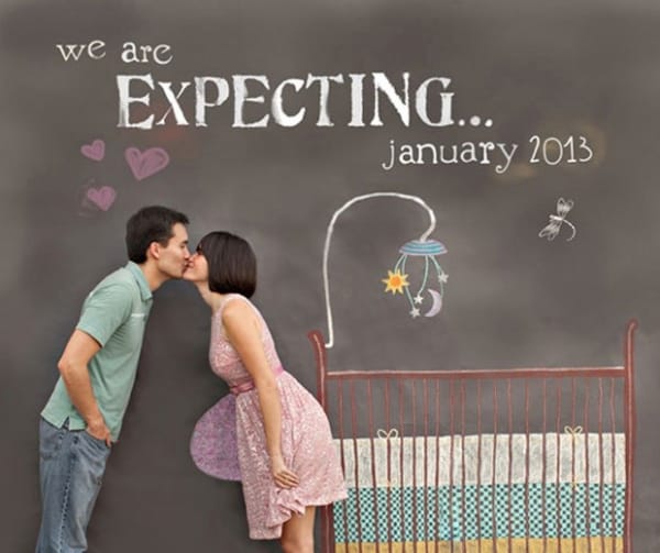 foto criativa com parede lousa para anunciar gravidez
