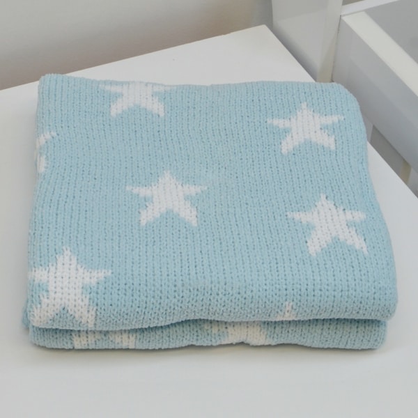 manta de bebe em trico azul com estrelas