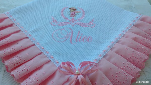 manta de bebe rosa e branco com nome bordado