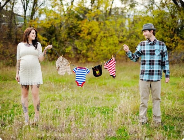 foto com roupinhas de bebe para anunciar gravidez