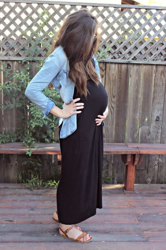 gravida com vestido longo de malha