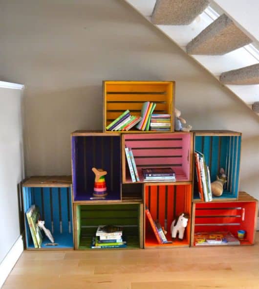 estante colorida com caixotes para organizar brinquedos
