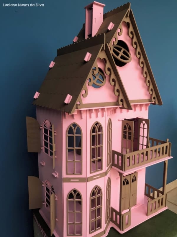 casa de boneca com fachada pintada de rosa