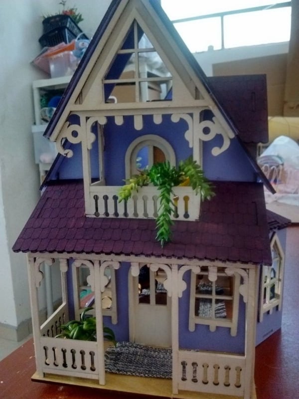 casa de boneca com fachada decorada