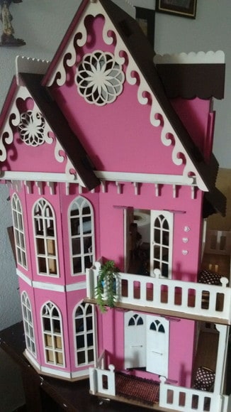 casa de boneca rosa com fachada