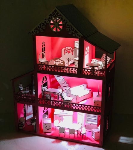 casinha de boneca pintada e com luzes