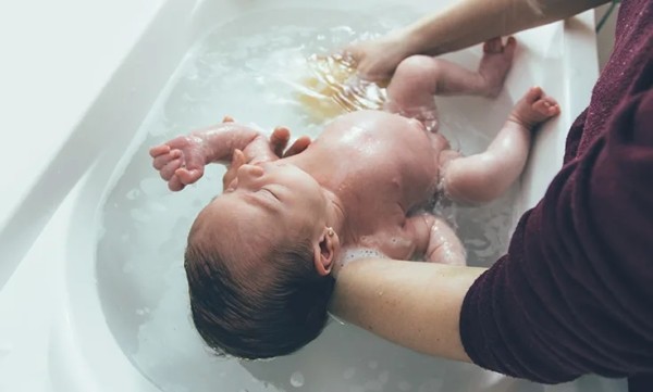 8 dica de banho relaxante para bebe