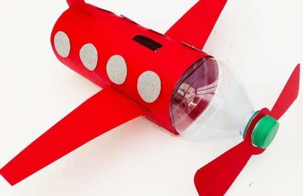 1 aviao de garrafa PET decorado com papel