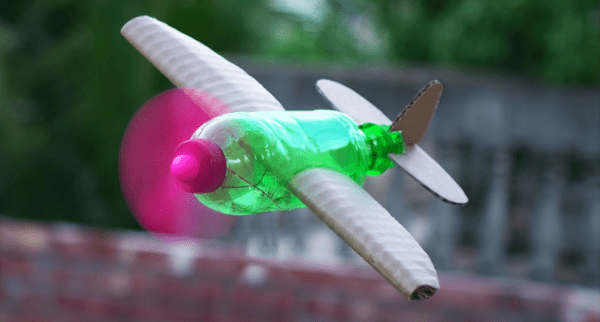 8 aviao de garrafa PET com asas de papelao