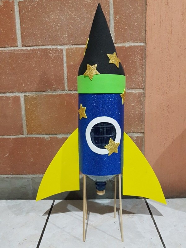 3 foguete de garrafa pet decorado em EVA
