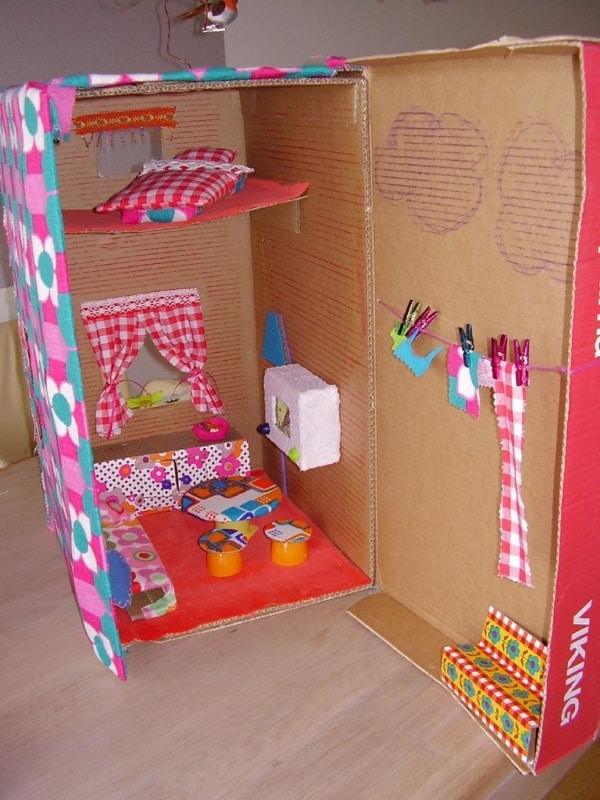 25 casa de boneca feita com caixa de papelao