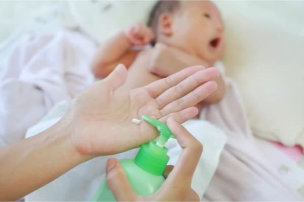 6 como passar hidratante em bebe Being The Parent